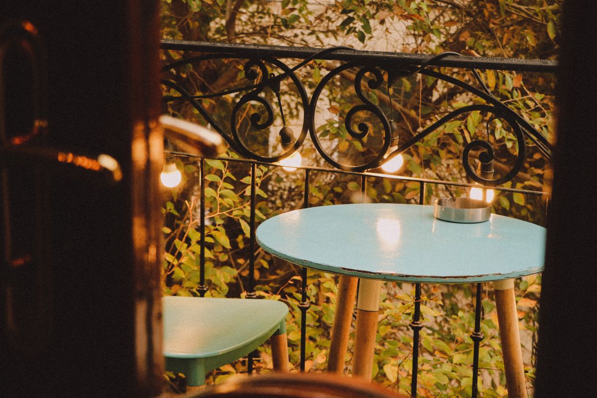 Majhen balkon s kompaktnim pohištvom in rastlinami