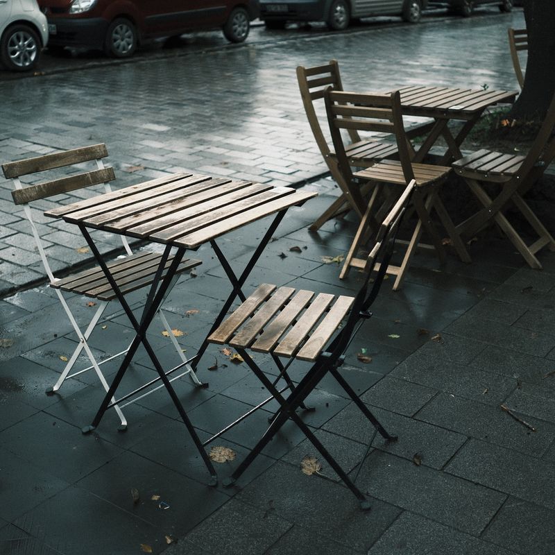 Majhna zložljiva mizica na balkonu